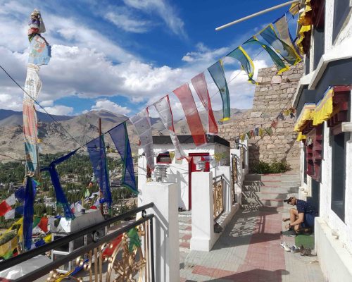 viaggio-india-himalaya-ladakh-in-moto-la-strada-verso-il-cielo-colori-monastero